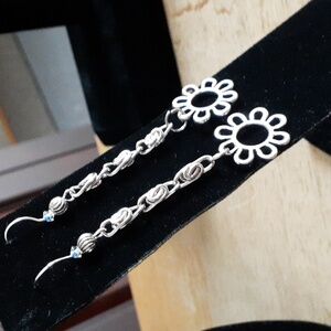 Dangly Silver Flower Earrings Q107